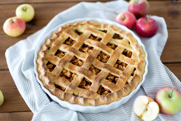 Tarta de manzana en molde para hornear sobre mesa de madera — Foto de Stock