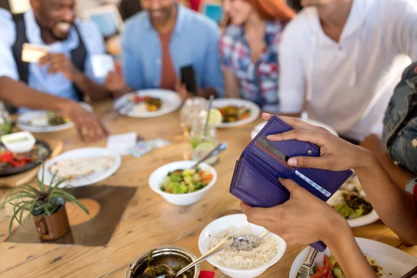 Ženská ruka držící peněženku v restauraci — Stock fotografie