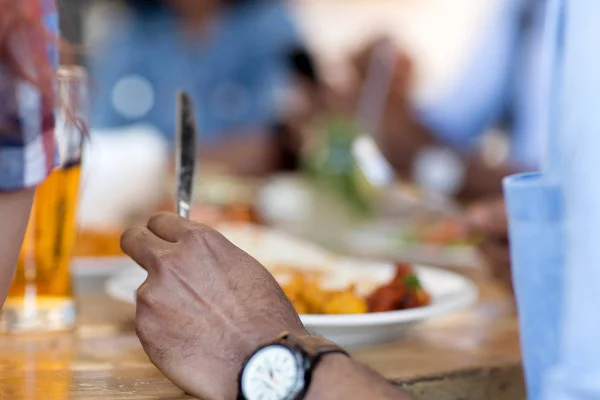 Afrikaner isst mit Freunden im Restaurant — Stockfoto