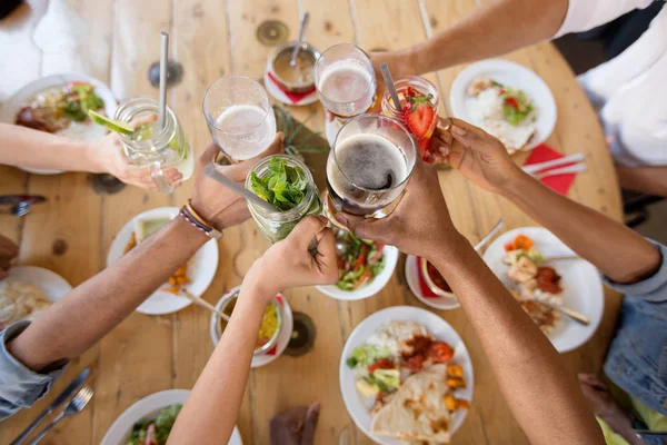 Vänner äta och spottar glasögon på restaurang — Stockfoto