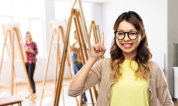 Asiatico donna in occhiali o studente con dito fino — Foto Stock