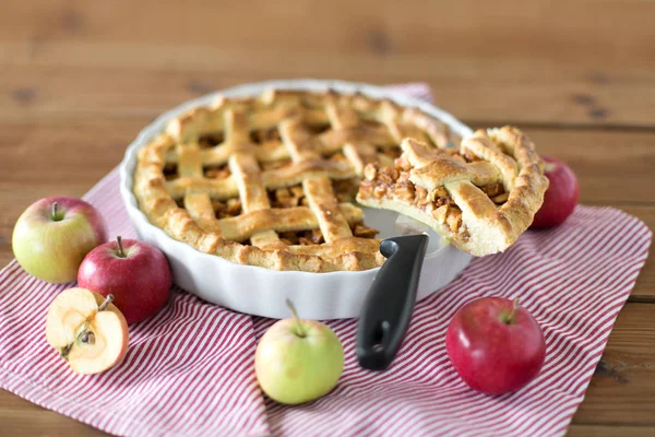 Close up de pedaço de torta de maçã na faca de cozinha — Fotografia de Stock