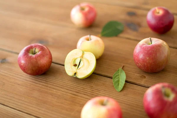 Pommes rouges mûres sur table en bois — Photo