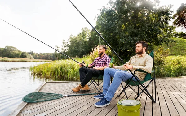 Mannelijke vrienden vissen en bier drinken op meer — Stockfoto