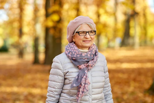 Portrait de heureuse femme âgée au parc d'automne — Photo