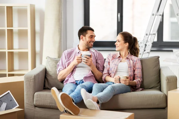 Heureux couple boire du café déménagement à la nouvelle maison — Photo