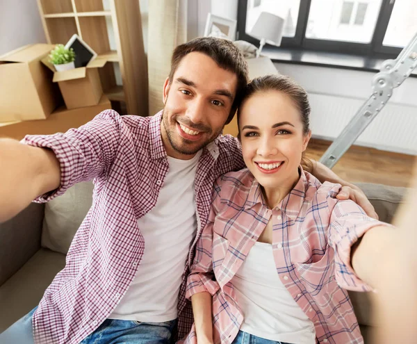 Feliz pareja tomando selfie en nuevo hogar —  Fotos de Stock