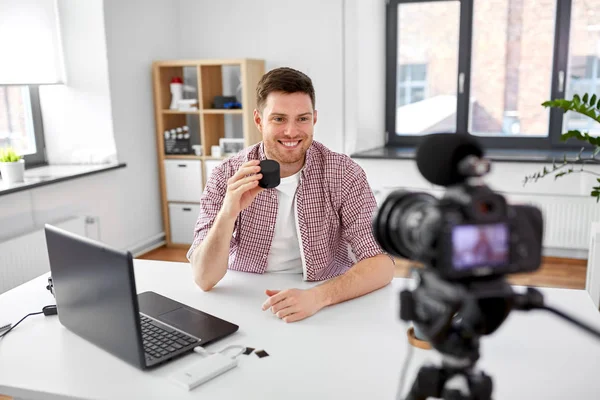 Blogger masculino con videoblogging de altavoces inteligentes —  Fotos de Stock