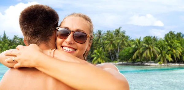 Feliz pareja abrazándose en verano playa — Foto de Stock