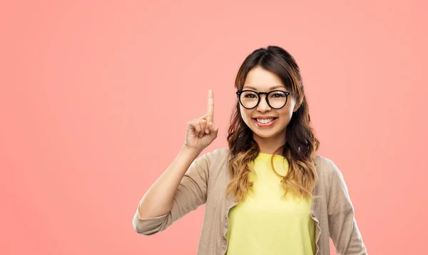 Mujer asiática en gafas o estudiante con el dedo arriba — Foto de Stock