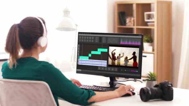 Mujer con programa de editor de vídeo en el ordenador — Vídeos de Stock