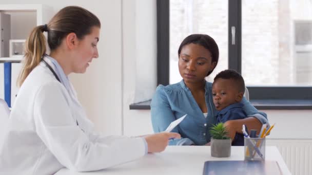 Gelukkig moeder met baby zoon en arts in kliniek — Stockvideo