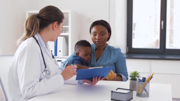 診療所で赤ちゃんの息子と医者を持つ母親 — ストック動画