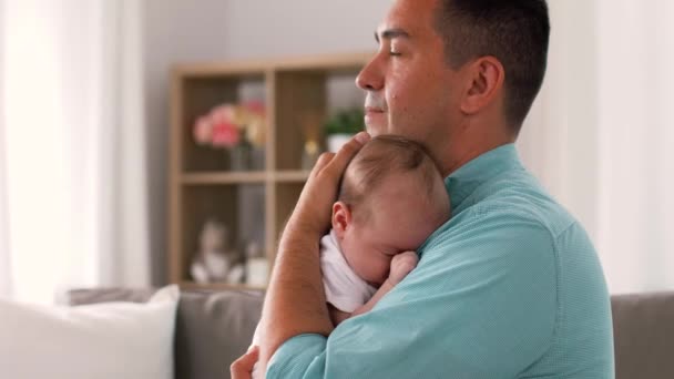 Padre de mediana edad con hija bebé en casa — Vídeos de Stock