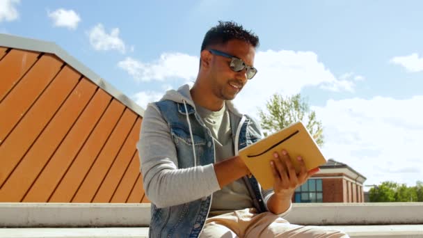 Indian man with notebook or sketchbook on roof top — Stock Video