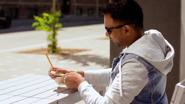 Hombre con cuaderno y café en la cafetería de la calle — Vídeo de stock
