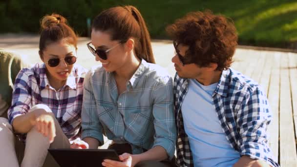 Vrienden met Tablet PC op houten terras in de zomer — Stockvideo