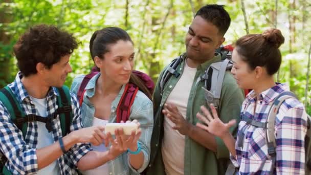 Amigos de senderismo con mochilas y smartphone — Vídeos de Stock