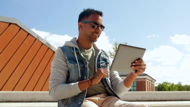 Мужчина с планшетным компьютером пьет кофе на крыше — стоковое видео