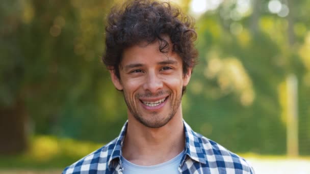 Außenporträt eines lächelnden Mannes im Sommer — Stockvideo