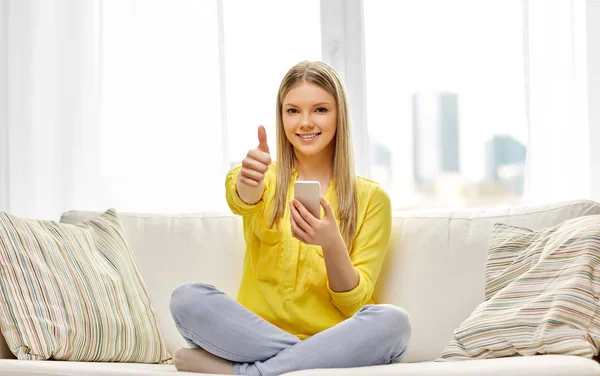 Ung kvinna eller tonåring flicka med smartphone hemma — Stockfoto