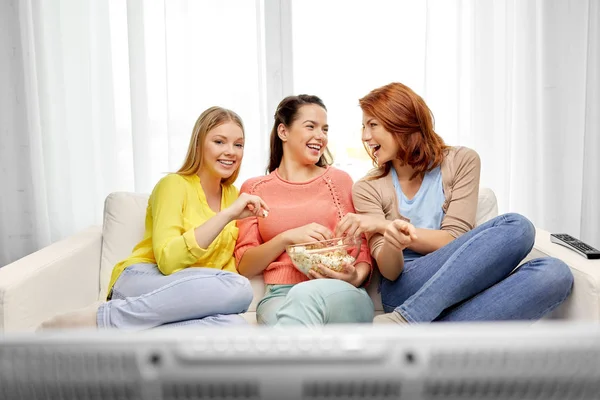 Tonårstjejer eller vänner tittar på tv hemma — Stockfoto