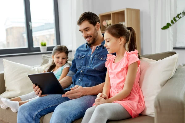 Pai feliz e filhas com tablet pc em casa — Fotografia de Stock