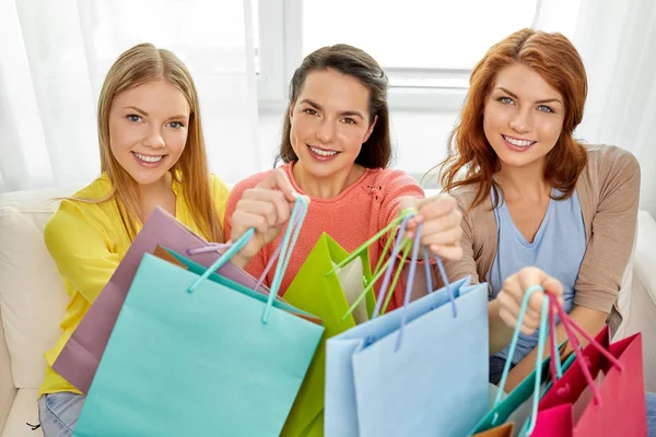 Meninas adolescentes com sacos de compras em casa — Fotografia de Stock