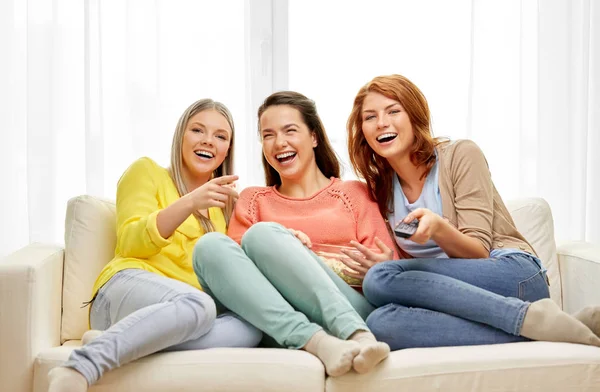 Dospívající dívky nebo přátelé sledování televize doma — Stock fotografie