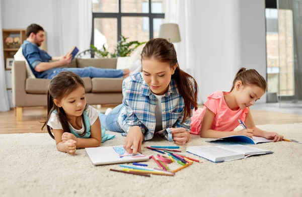 Madre trascorrere del tempo con le figlie piccole a casa — Foto Stock