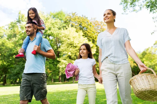 Familj med picknick korg promenader i sommarparken — Stockfoto