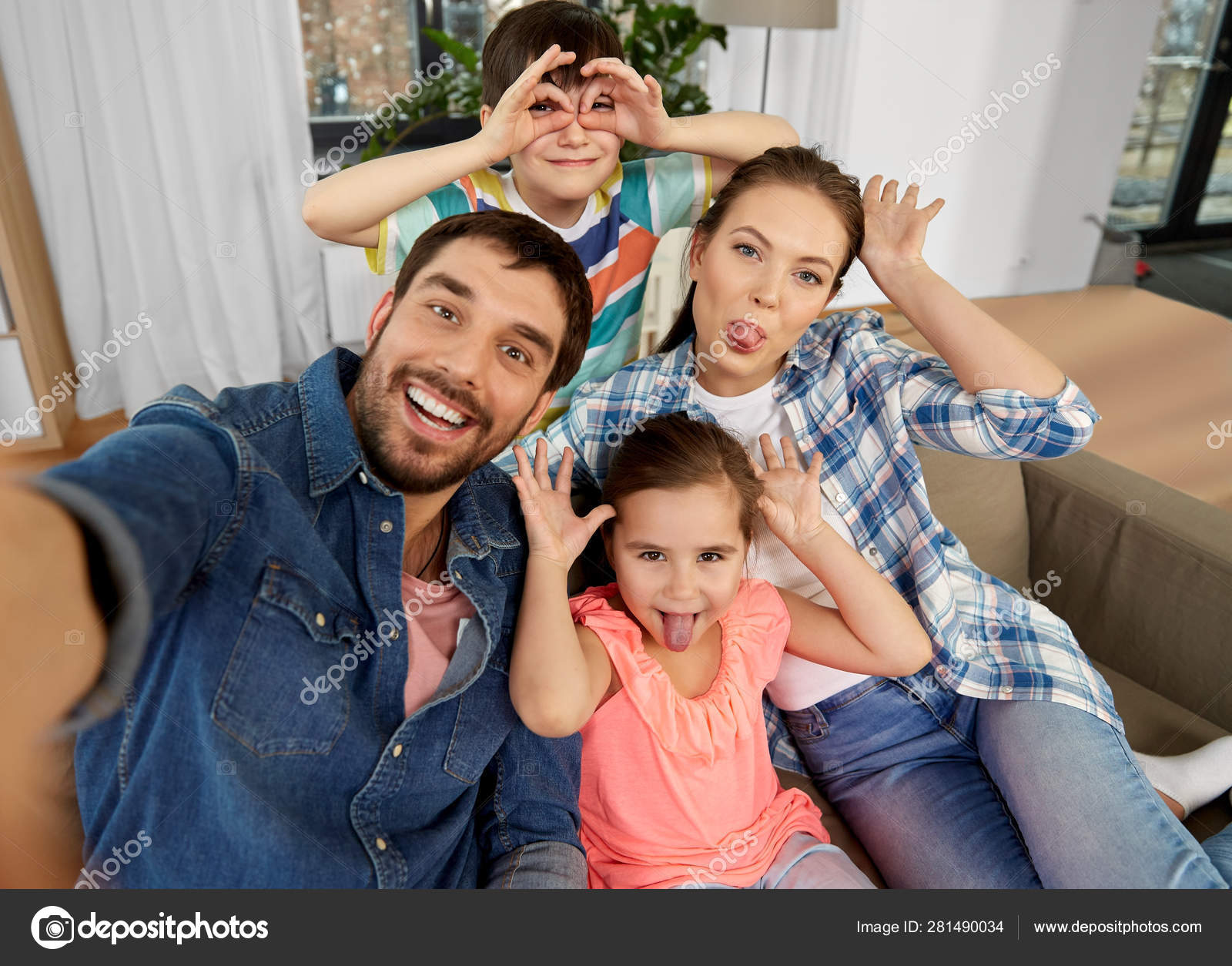집에서 셀카를 찍고 얼굴을 만드는 가족 — 스톡 사진 © Syda_Productions #281490034, image size:1600x1254