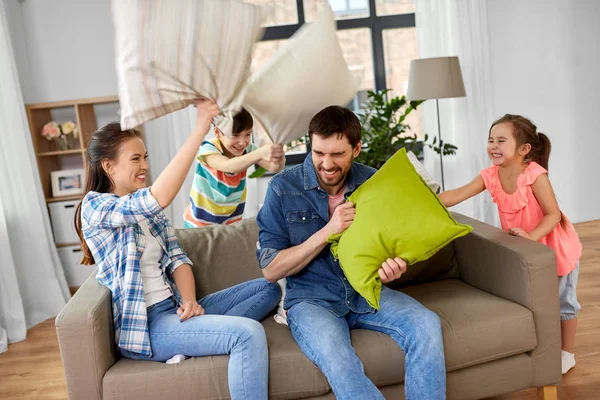 Família feliz tendo travesseiro luta em casa — Fotografia de Stock