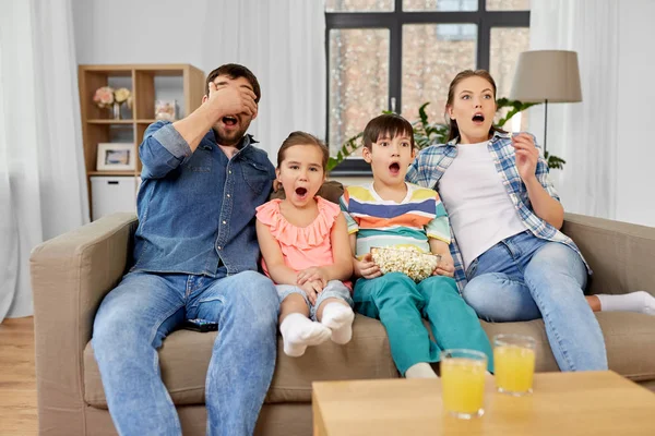 Famiglia spaventata con popcorn guardando l'orrore in tv — Foto Stock