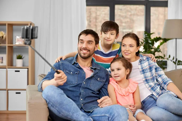 Famille heureuse prendre selfie à la maison — Photo