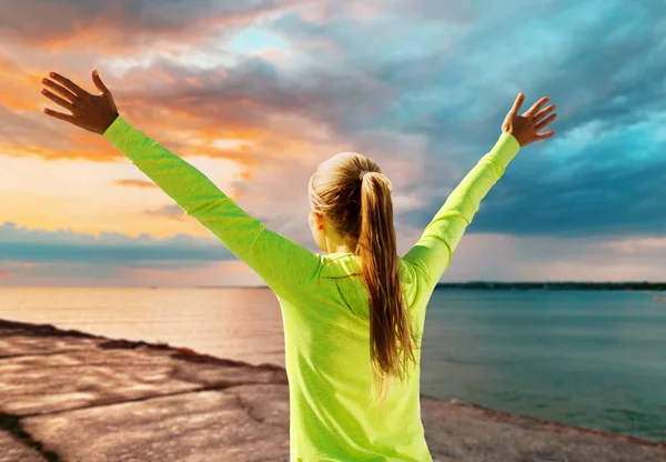 Felice donna in abiti sportivi al mare — Foto Stock