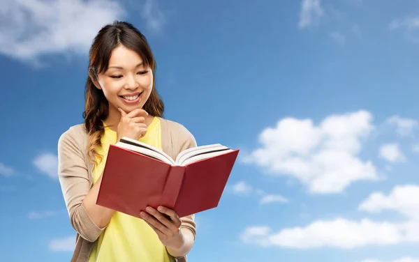 快乐的亚洲女人看书 — 图库照片