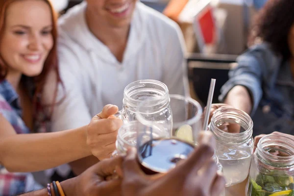 Vrienden geproost bril in bar of restaurant — Stockfoto