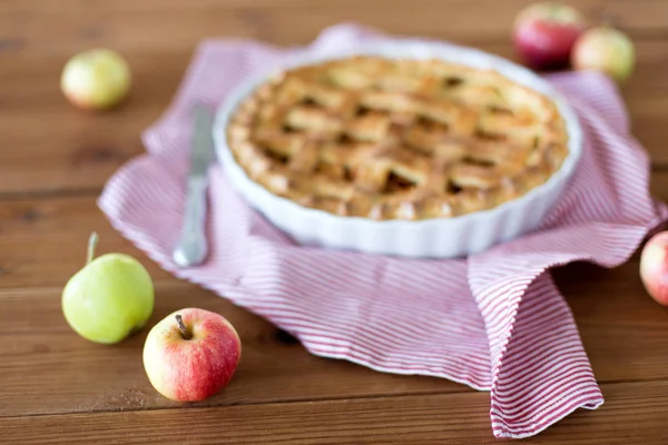 Gros plan de tarte aux pommes dans le moule et le couteau de cuisson — Photo