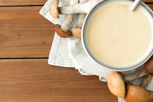 Jamur krim sup dalam mangkuk di pemotongan papan — Stok Foto