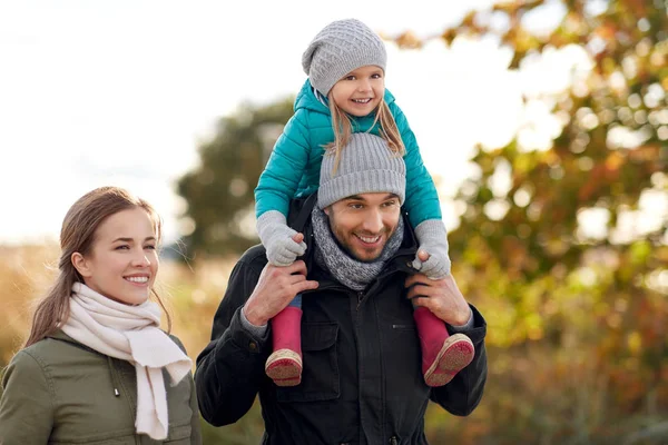 Famille heureuse marche en automne — Photo