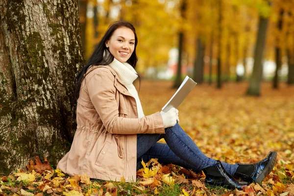 Vrouw die boek leest in het herfstpark — Stockfoto