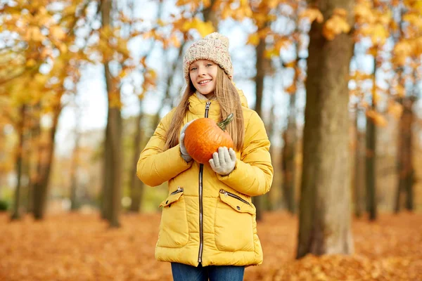 秋の公園でカボチャと幸せな女の子 — ストック写真