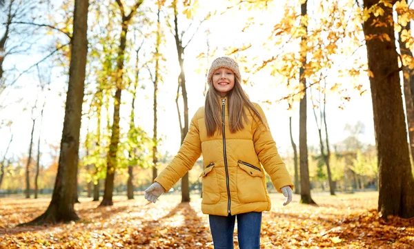 Gelukkig meisje in de herfst park — Stockfoto