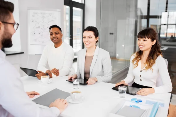 Reclutadores teniendo entrevista de trabajo con el empleado — Foto de Stock