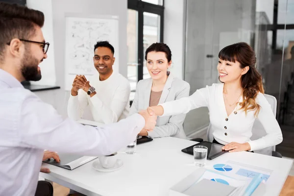 Rekryterare som har intervju med anställda — Stockfoto