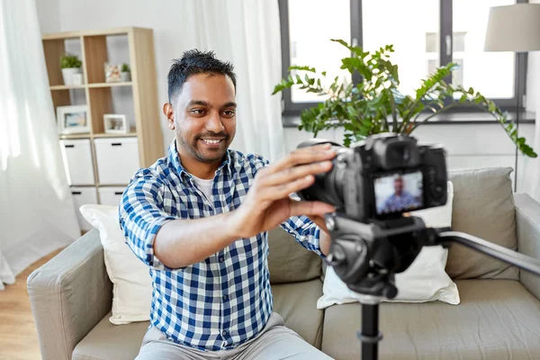 Indiano maschio video blogger regolazione fotocamera a casa — Foto Stock