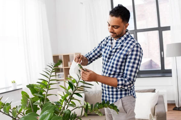 Indiase man schoonmaken kamerplanten verlaat thuis — Stockfoto