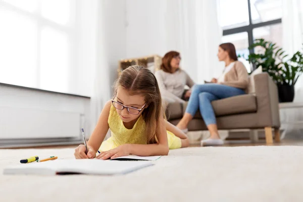 Studente ragazza scrivendo per notebook a casa — Foto Stock