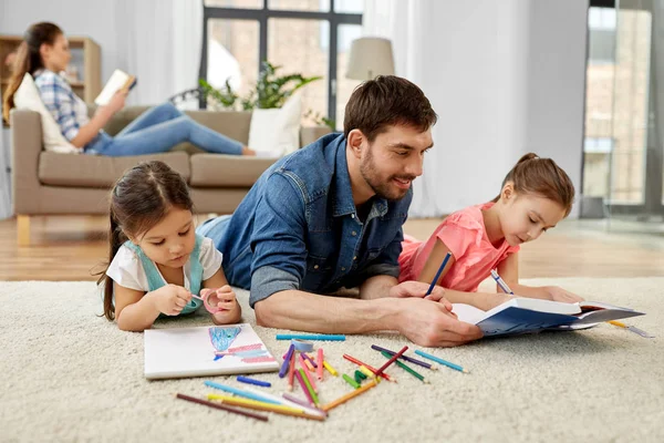 Father spending time with little daughters at home — Stock Photo, Image